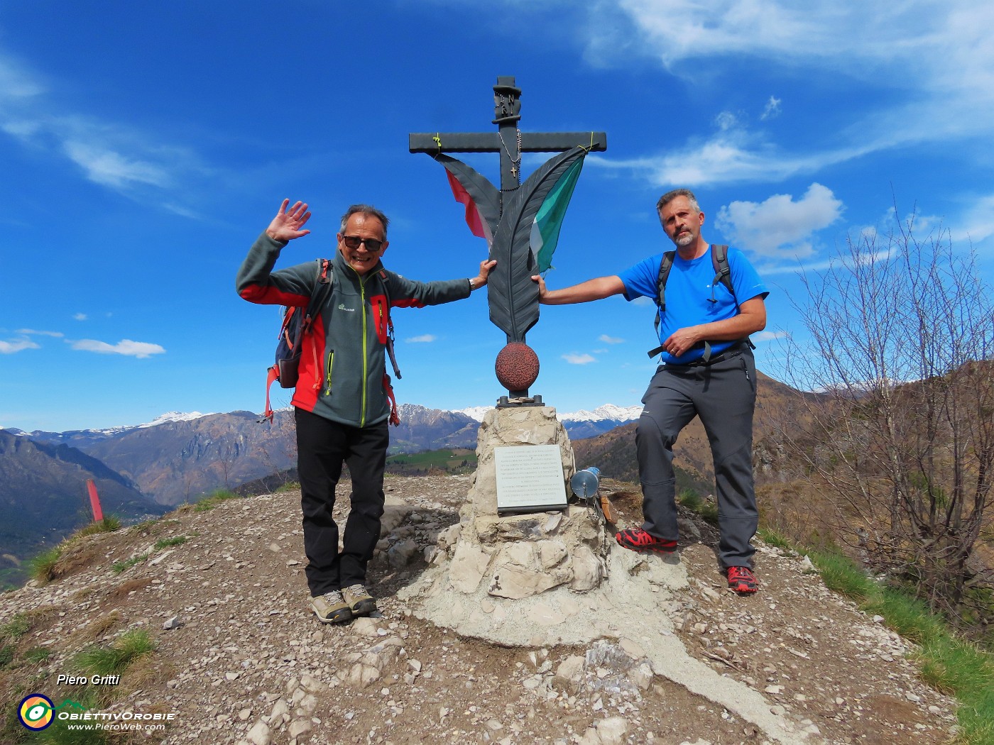 57 Alla croce di vetta del Pizzo Rabbioso (1132 m).JPG